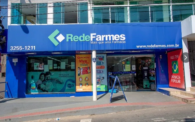 Fachada Farmes à noite
