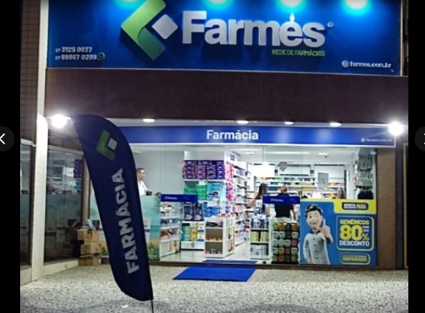 Interior com produtos e prateleiras